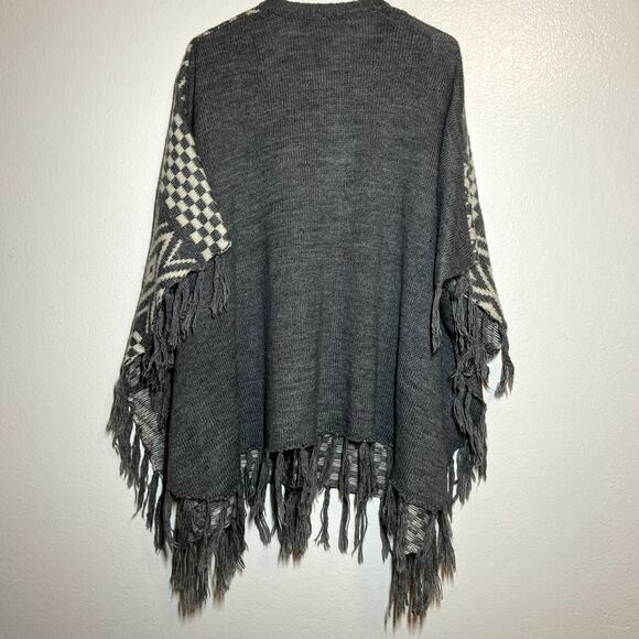 Flying Tomato Poncho Sweater Button Front Fringe Hem Knitted Gray White S/M - Picture 4 of 4